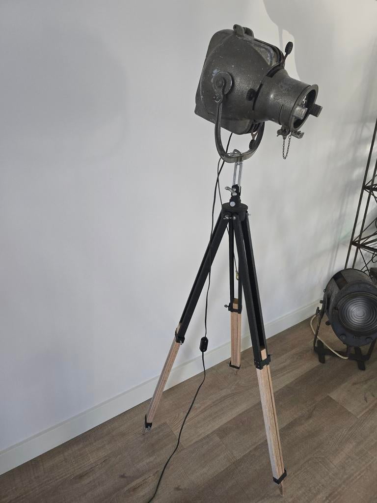Antieke Strand Electric theater-lamp op Tripod statief €299, Ophalen of Verzenden, 150 tot 200 cm