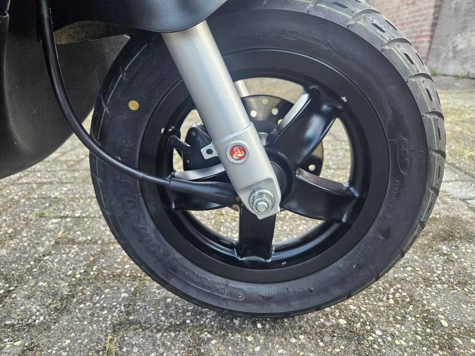 Foto 17 van PIAGGIO  ZIP 50 2T BJ2015 MAT ZWART 2375KM NL TOPSTAAT!!