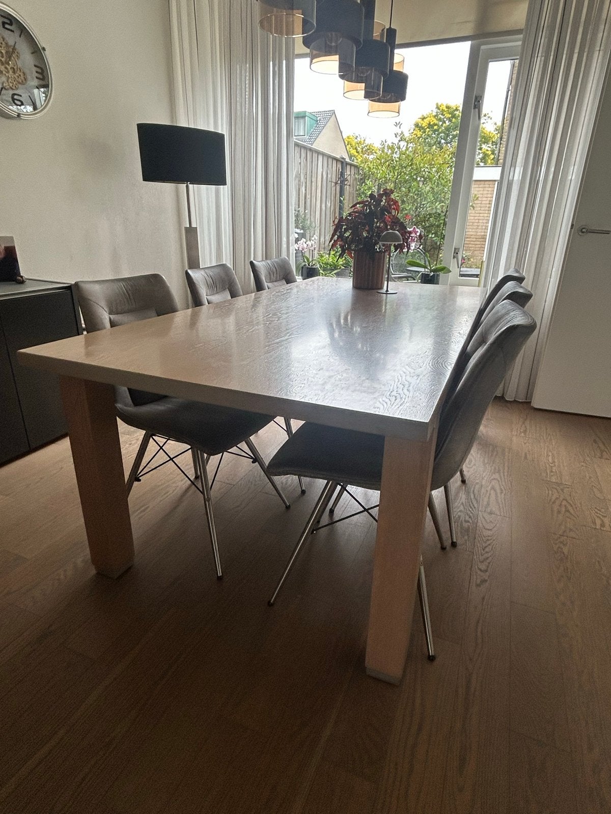 Moderne eikenhouten tafel met rvs details, Ophalen of Verzenden, Gebruikt, Rechthoekig, Eikenhout