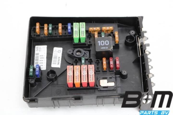 Zekeringkast in motorruimte VW Golf 5 1K0937125A, Gebruikt