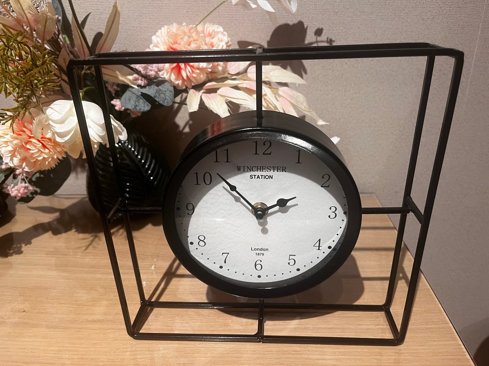 Zwarte metalen tafelklok - 24x24 cm, Huis en Inrichting, Gebruikt, Analoog, Werkt op batterijen, Ophalen of Verzenden