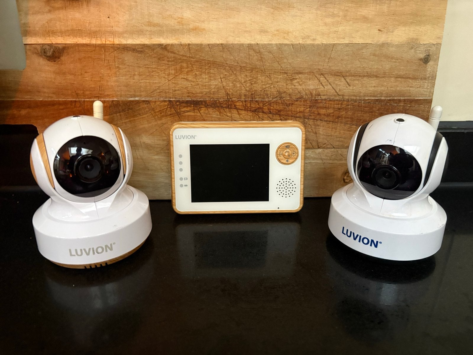 Luvion Essential Babyfoon met 2 camera's en beeldscherm, Kinderen en Baby's, Babyfoons, Ophalen of Verzenden, Gebruikt, 250 meter of meer