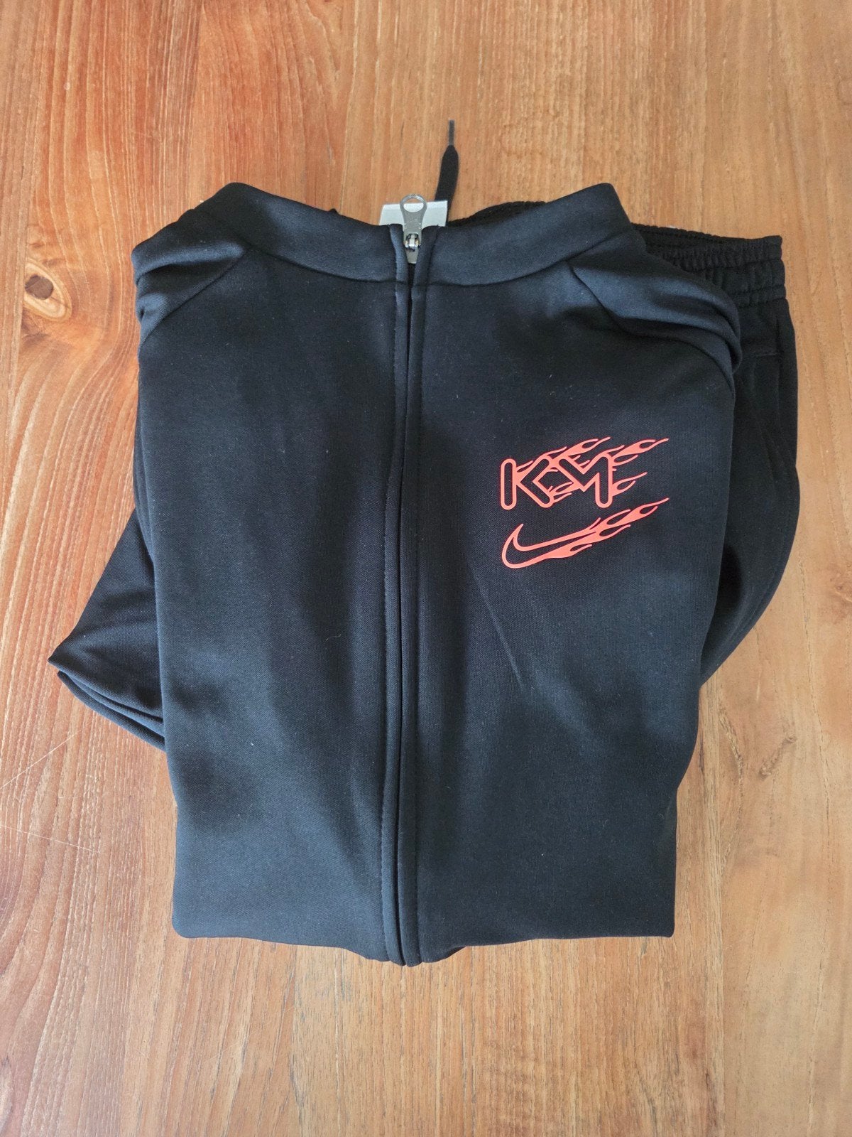 Nike Dri-Fit Trainingspak Zwart met Rood Logo - Maat 158/ 17, Ophalen of Verzenden, Zo goed als nieuw