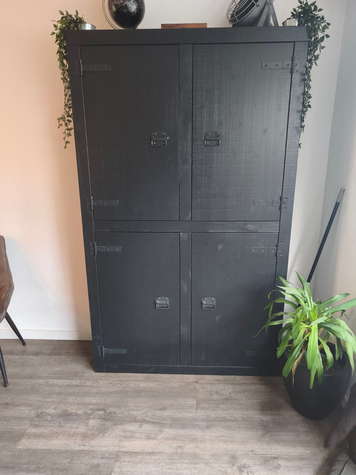 Zwarte 4 deurs kast hout., Ophalen, Zo goed als nieuw