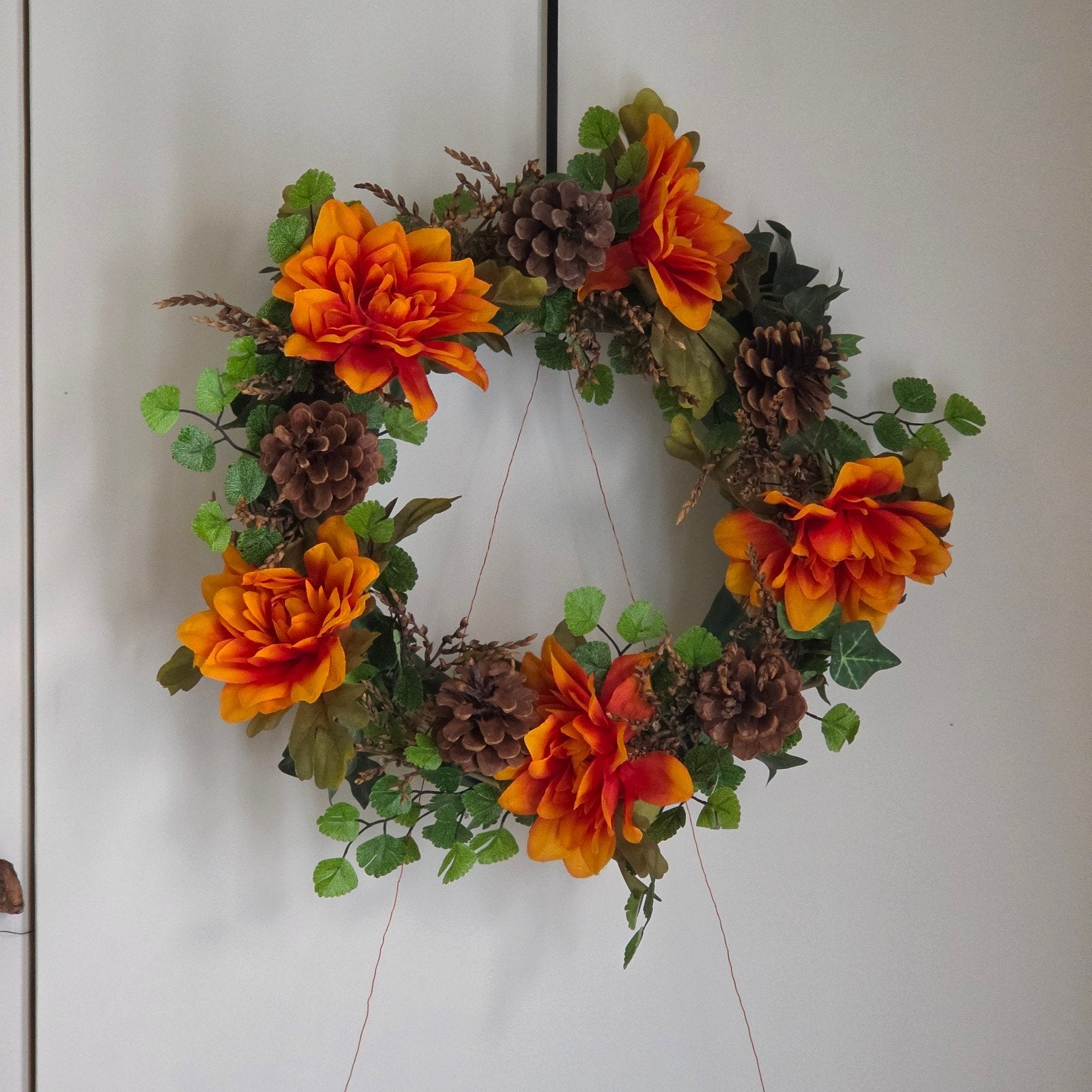 Warme Herfstkrans met Oranje Zijden Bloemen en Dennenappels, Ophalen of Verzenden, Nieuw, Krans, Natuurlijk materiaal