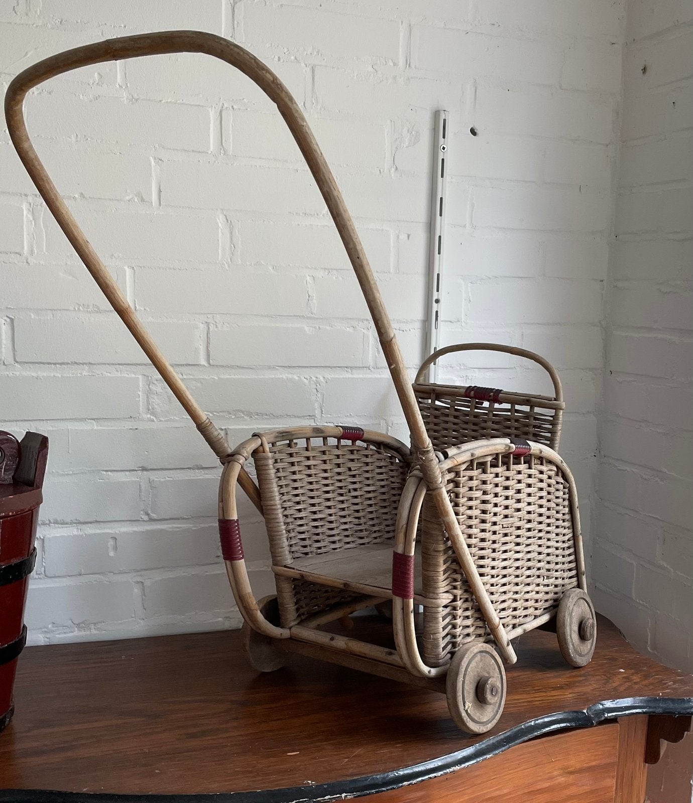Een antiek rieten poppenwagen, Antiek en Kunst, Ophalen of Verzenden