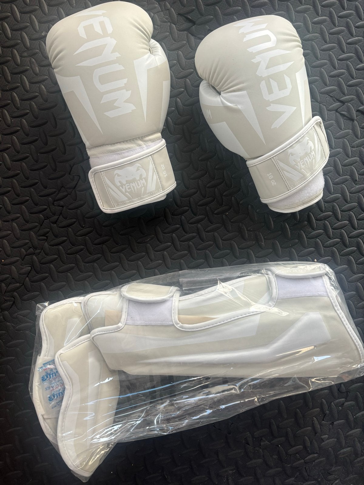 Venum Bokshandschoenen en Scheenbeschermers Set - Nieuw, Ophalen of Verzenden, Nieuw, Bokshandschoenen