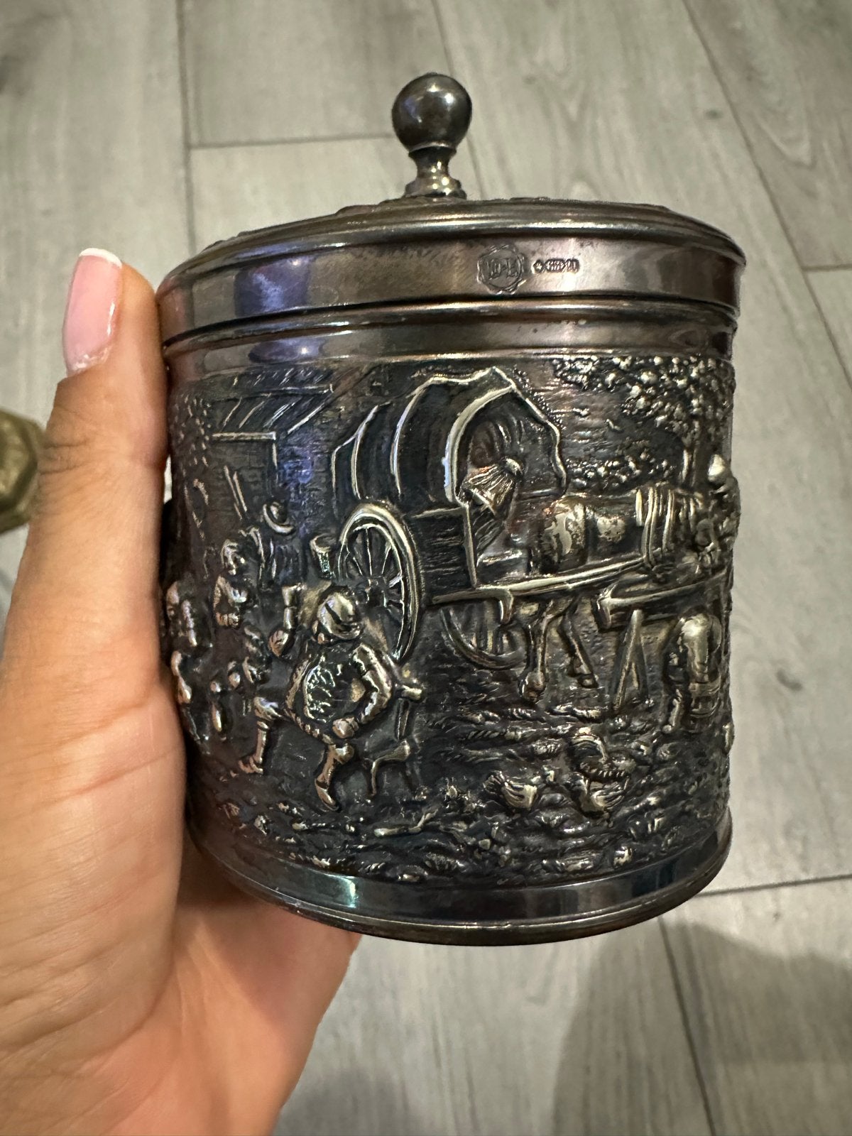 Antieke Met een zilveren bad Bus met Reliëfdecoratie, Ophalen of Verzenden, Zilver