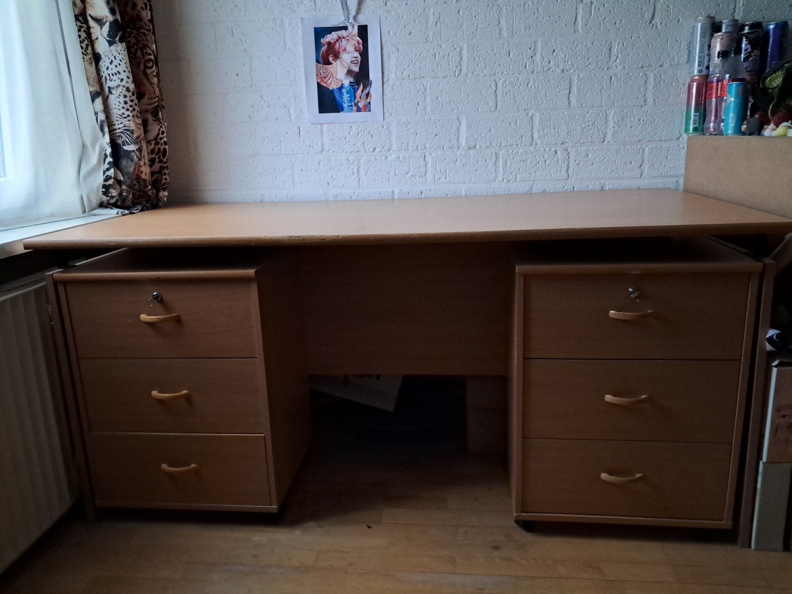 Groot bureau met 2 afsluitbare ladeblokken op wieltjes, Huis en Inrichting, Bureaus, Gebruikt, Spaanplaat of MDF, Met lades, Ophalen