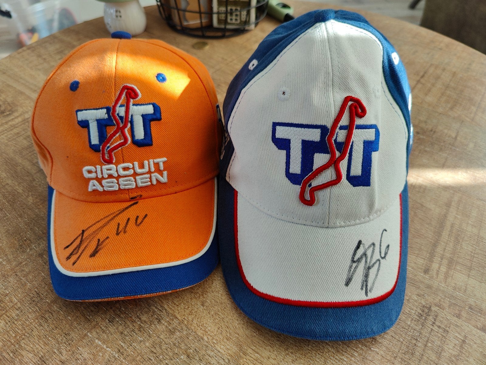 TT Circuit Assen petten - gesigneerd, TT Circuit Assen, One size fits all, Ophalen of Verzenden, Pet