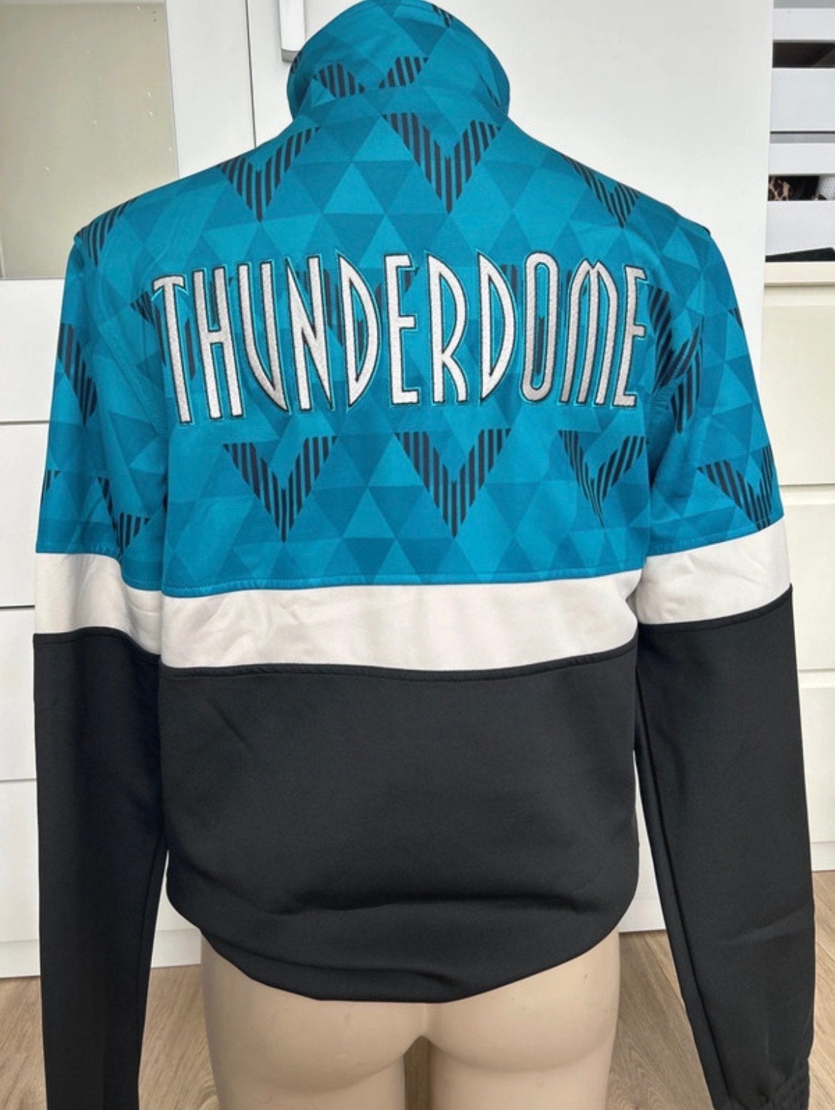 Thunderdome Xtreme Audio trainingsjack, Ophalen of Verzenden, Zo goed als nieuw, Maat 52/54 (L), Zwart