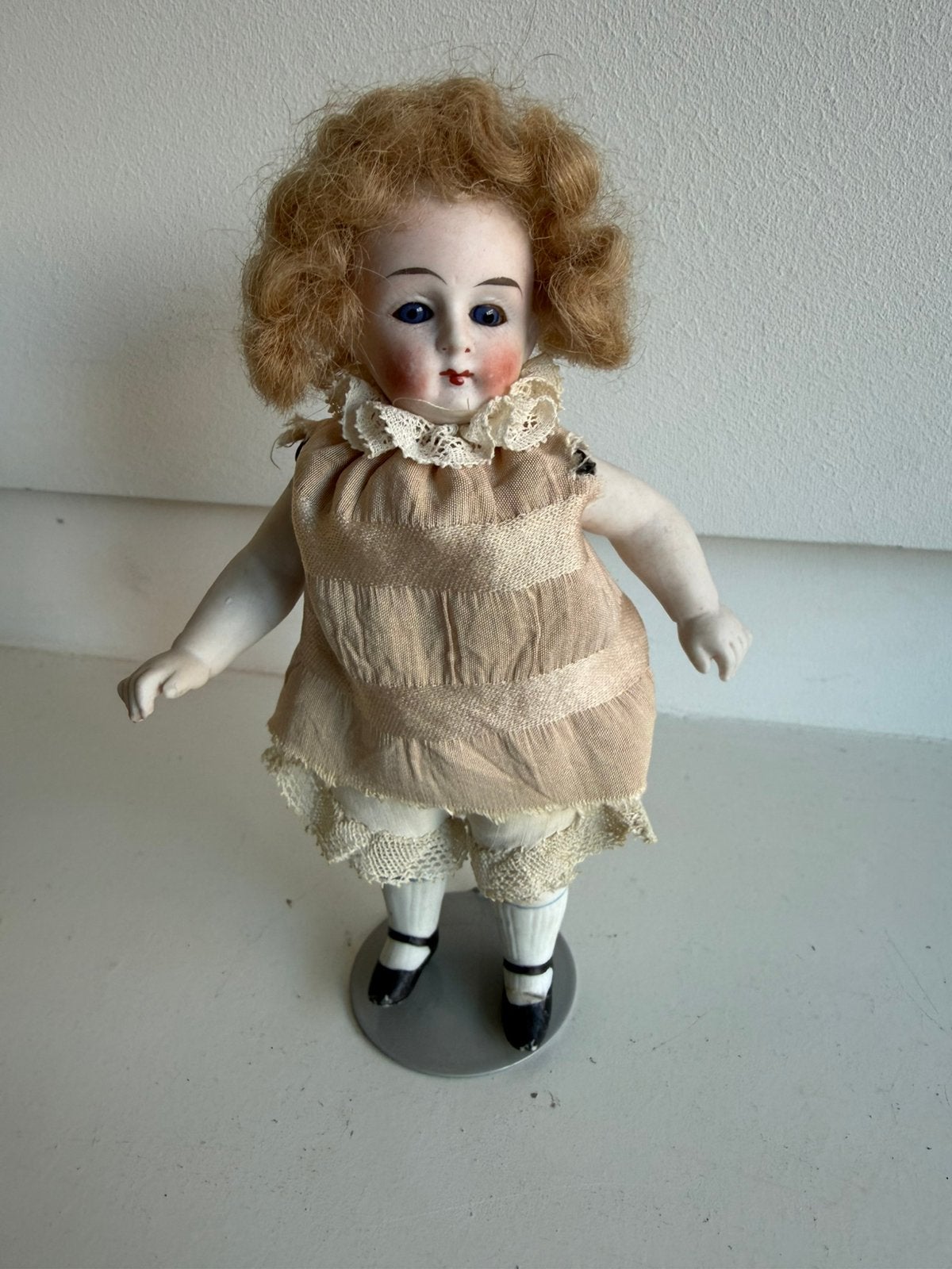 Bisque popje met slaapoogjes en originele oude kleding, Ophalen of Verzenden, Gebruikt, Pop