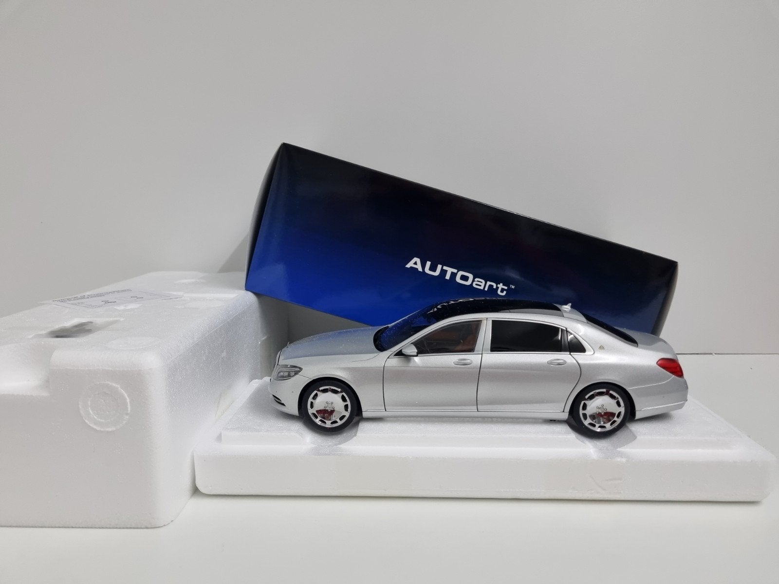 Autoart
Mercedes-Benz Maybach S600
Silver Edition
1:18 Nieuw, Hobby en Vrije tijd, Modelauto's | 1:18, Ophalen of Verzenden, Nieuw