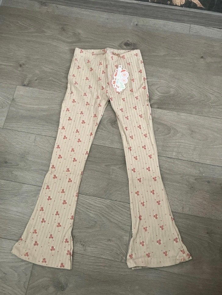 Nieuwe geribbelde flared broek z8 maat 140, Kinderen en Baby's, Kinderkleding | Maat 140, Ophalen of Verzenden, Nieuw, Meisje