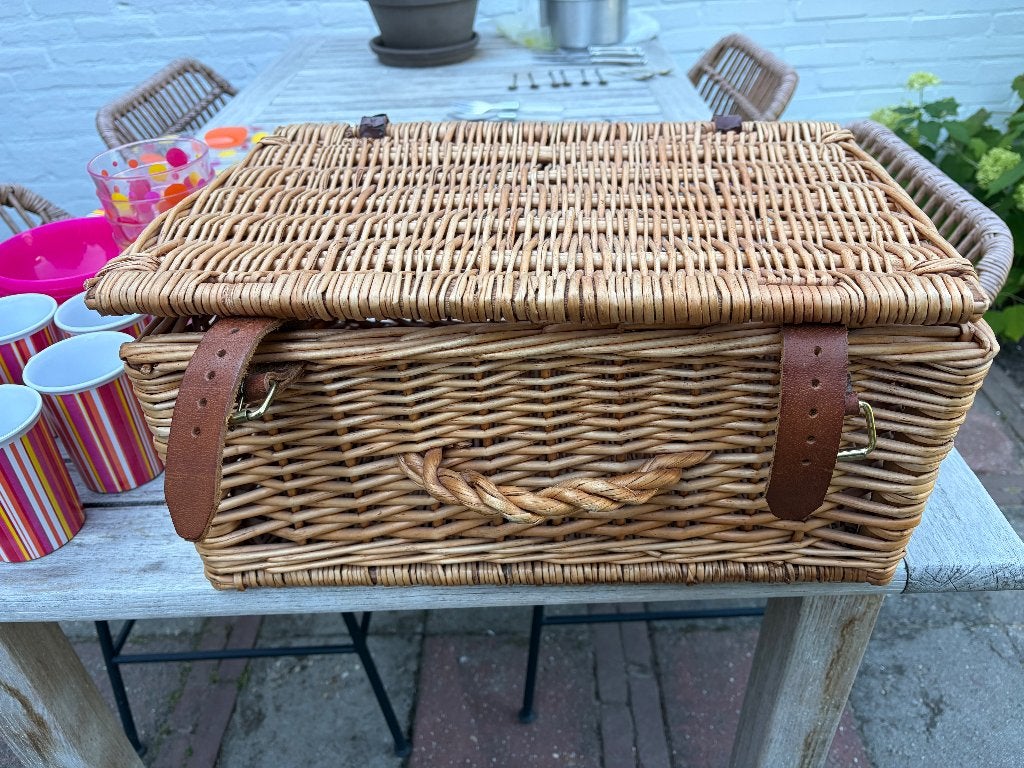 picknick set - servies - bestek en rieten mand, Ophalen, Gebruikt, Overige materialen