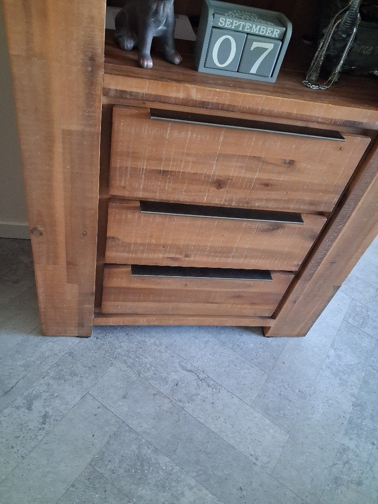 Massief houten kast met lades en open vakken, Ophalen, Zo goed als nieuw, Minder dan 150 cm, Met lade(s)