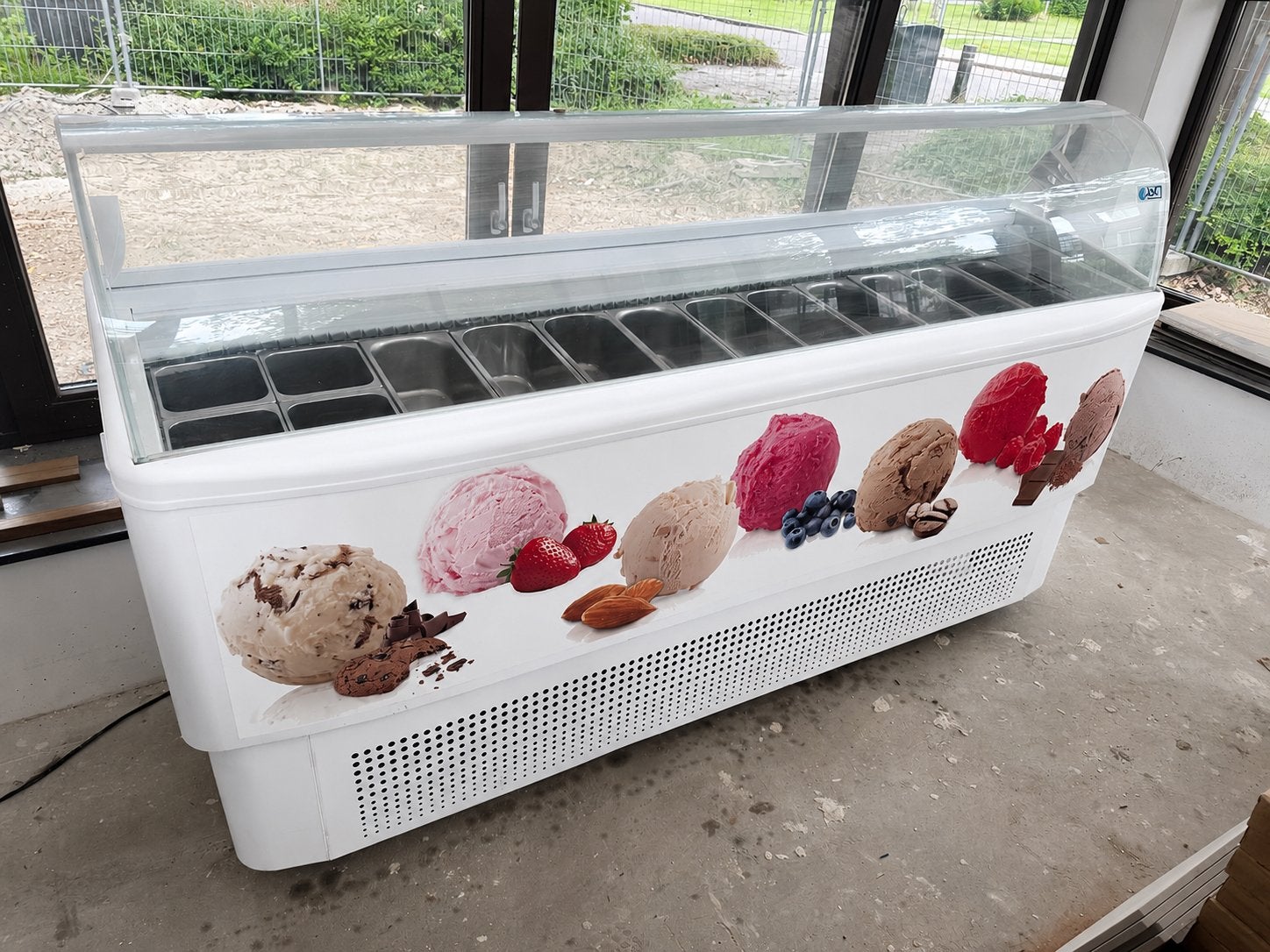 Zeer nette en brede 12-baks ijsvitrine - Isa Italy Prof., Ophalen, Gebruikt, Koelen en Vriezen