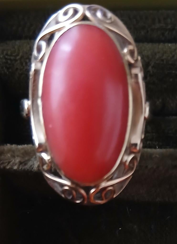 Ring  (Bloedkoraal), Sieraden, Tassen en Uiterlijk, Ringen, Ophalen of Verzenden, Zo goed als nieuw, Dame, Goud