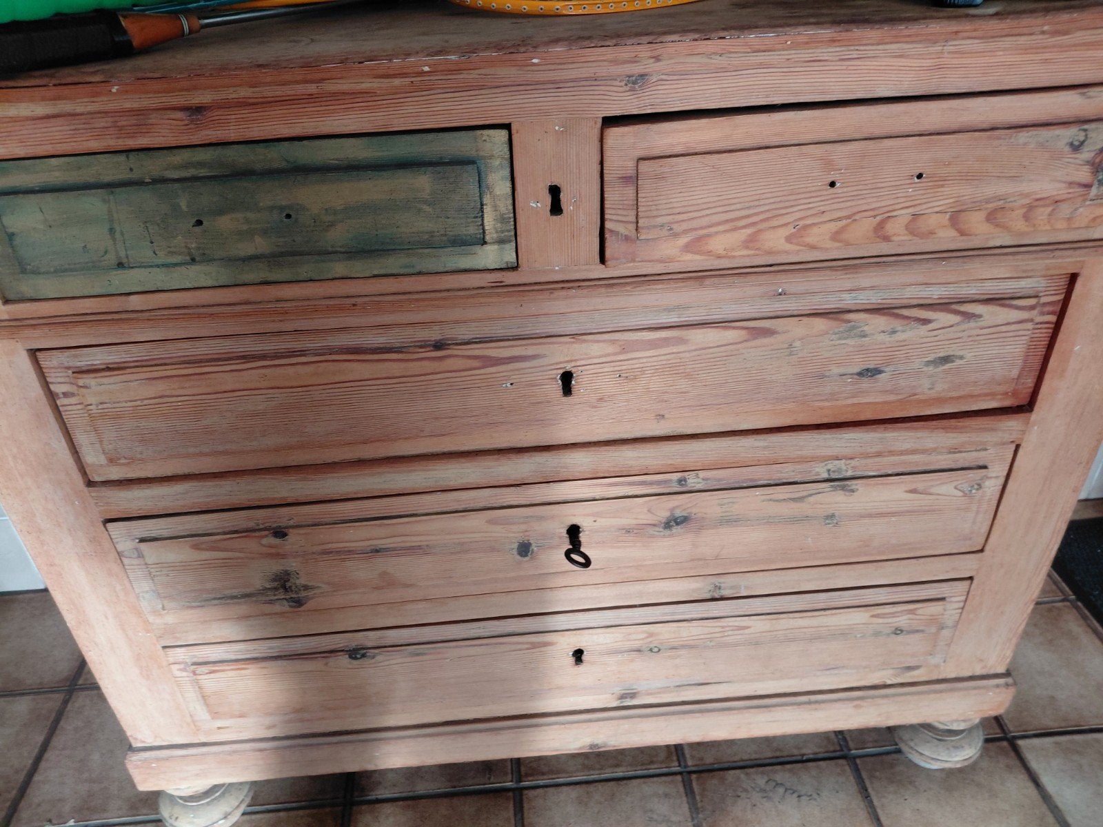 Antieke grenen commode met 5 lades, Antiek en Kunst, Ophalen of Verzenden