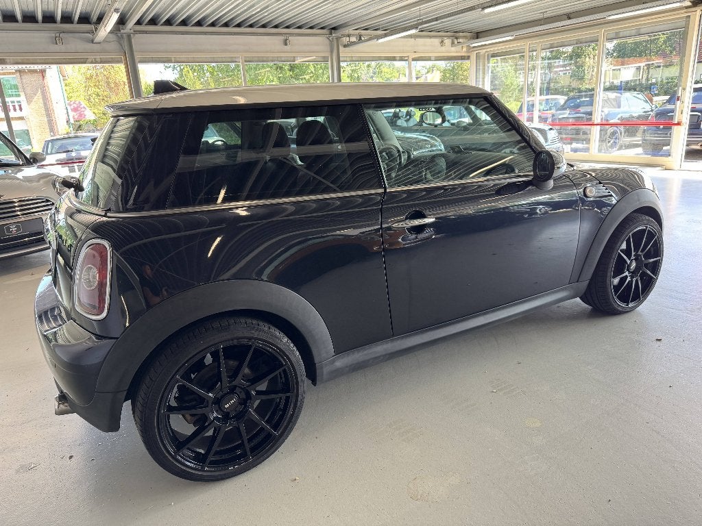 Mini 1.6 Cooper 2007 Zwart ( 3 MAANDEN GARANTIE ), Auto's, Voorwielaandrijving, Stof, 4 cilinders, 4 stoelen