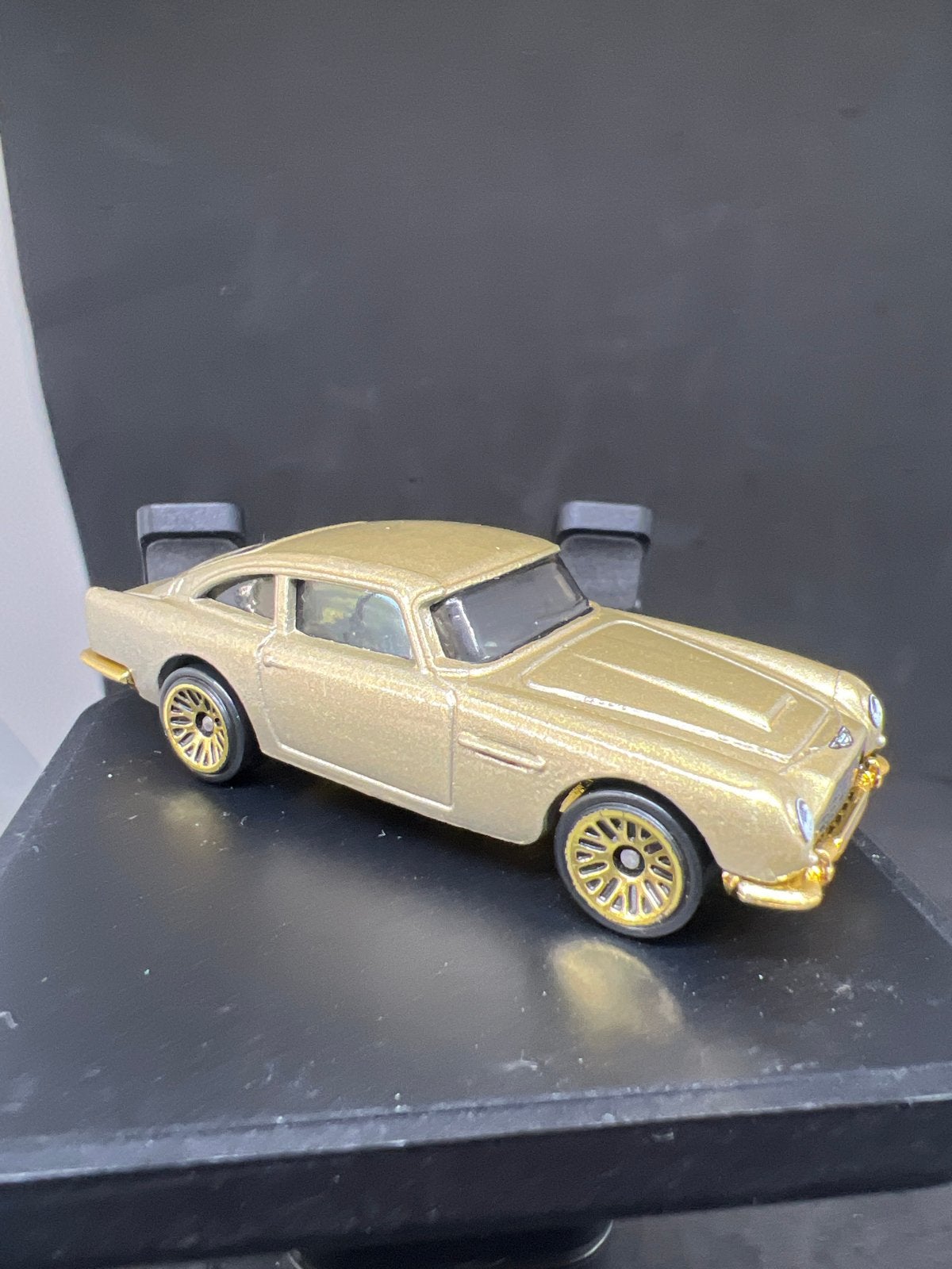 Hot Wheels Aston Martin 1963 DB5 Goud James Bond, Ophalen of Verzenden, Zo goed als nieuw, Auto
