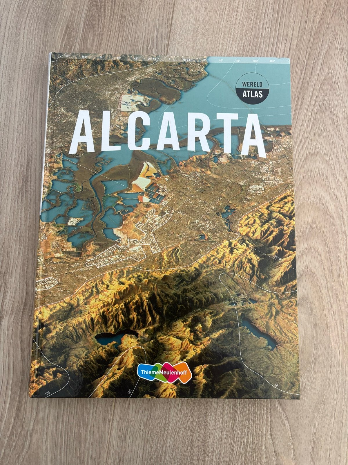 Alcarta Wereldatlas - Zo goed als nieuw, Overige atlassen, 2000 tot heden, Ophalen of Verzenden, Zo goed als nieuw