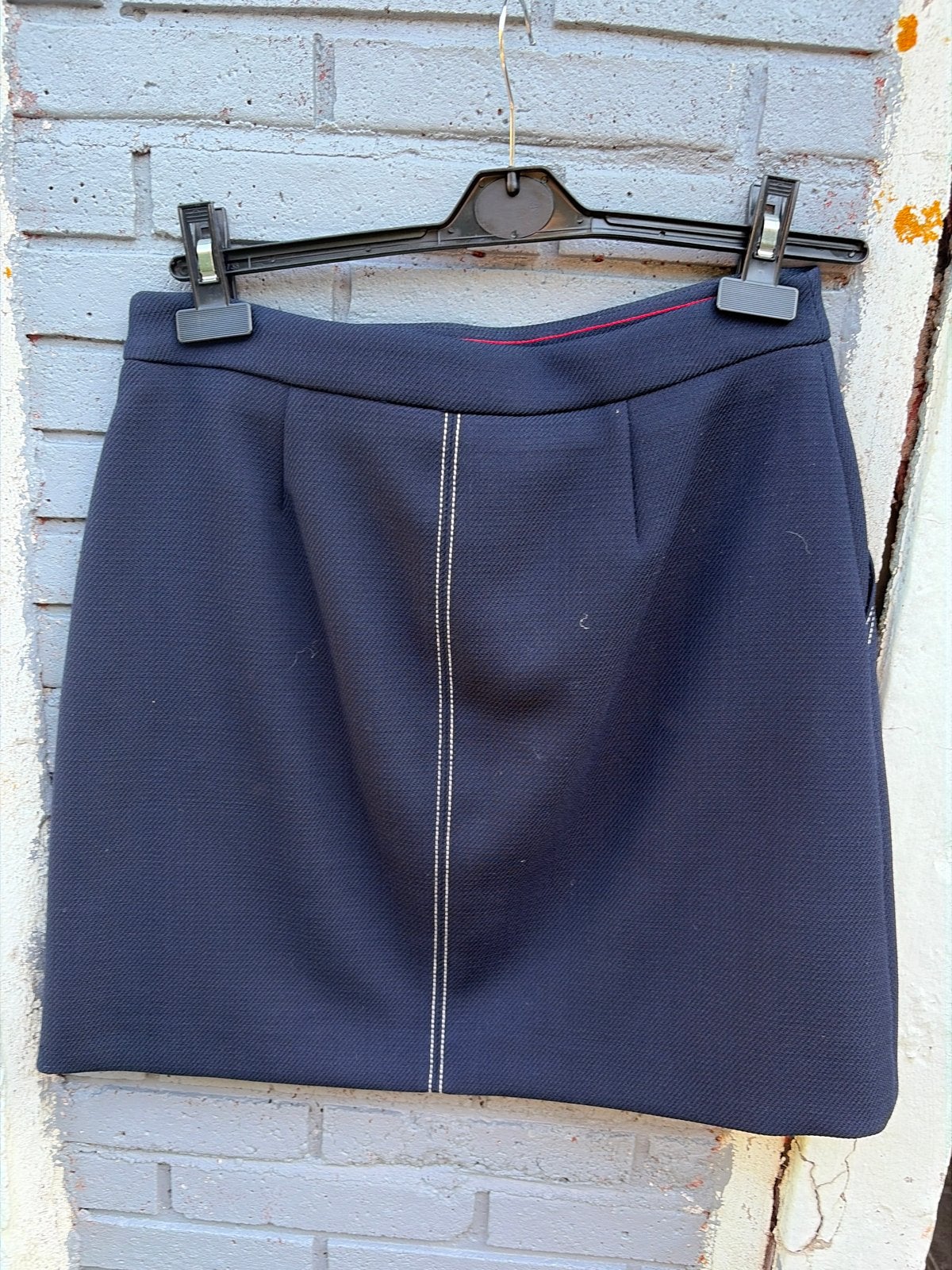 Tommy Hilfiger marineblauwe mini-rok met witte stiksels, Kleding | Dames, Rokken, Blauw, Ophalen of Verzenden, Zo goed als nieuw