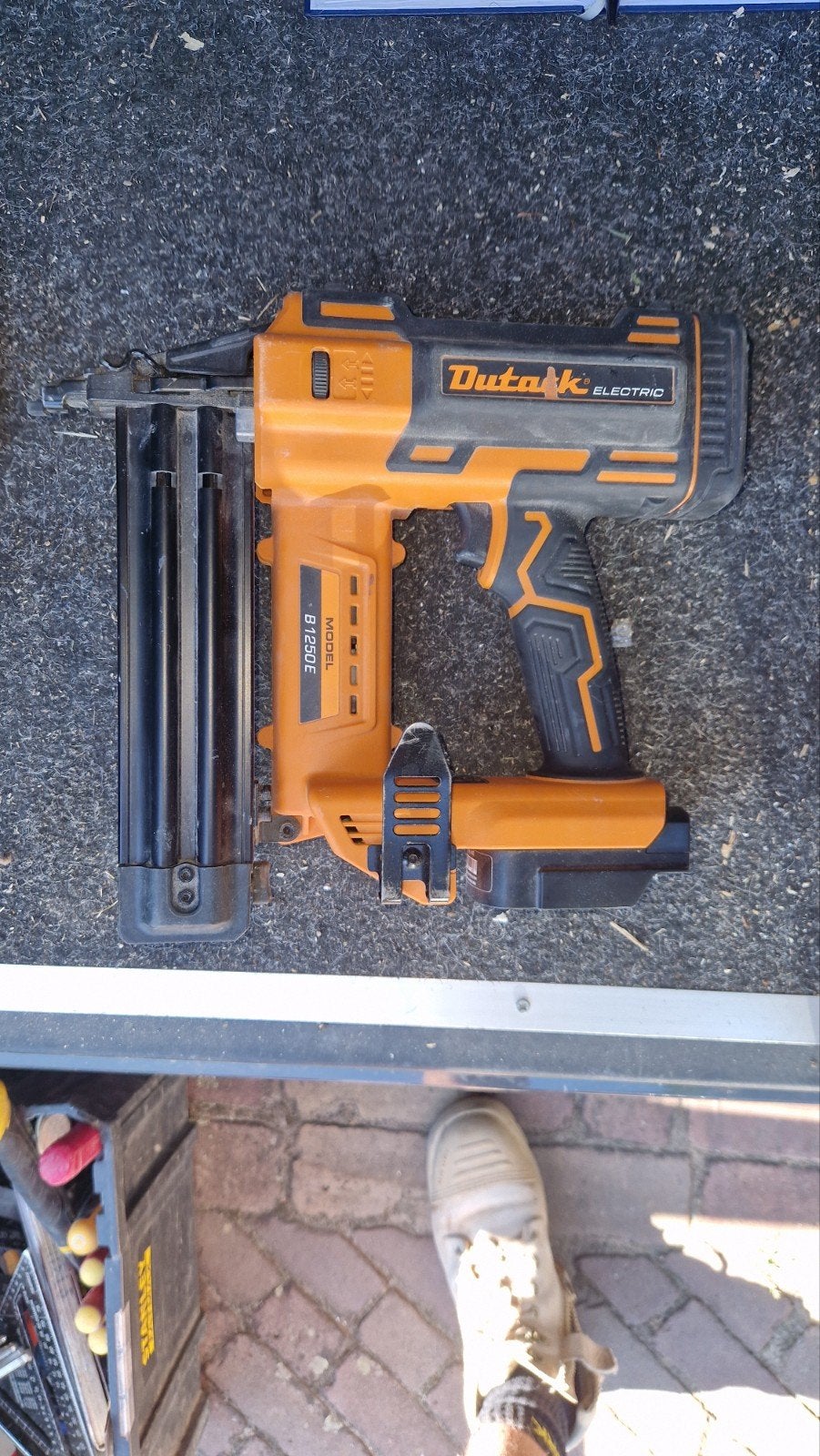 Dutack accu tacker 18 gauge met Makita accu adapter, Ophalen of Verzenden, Zo goed als nieuw, Tacker/nietmachine, Makita
