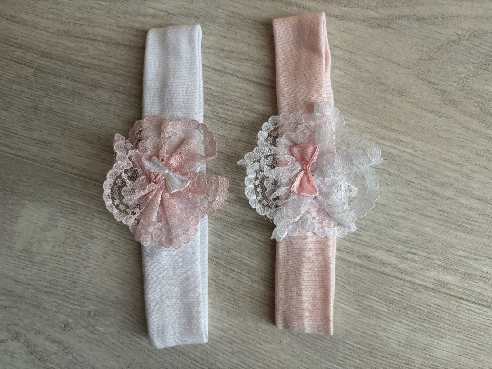 2 baby haarbandjes / hoofdbandjes met strikjes en kant, Kinderen en Baby's, Ophalen of Verzenden, Zo goed als nieuw
