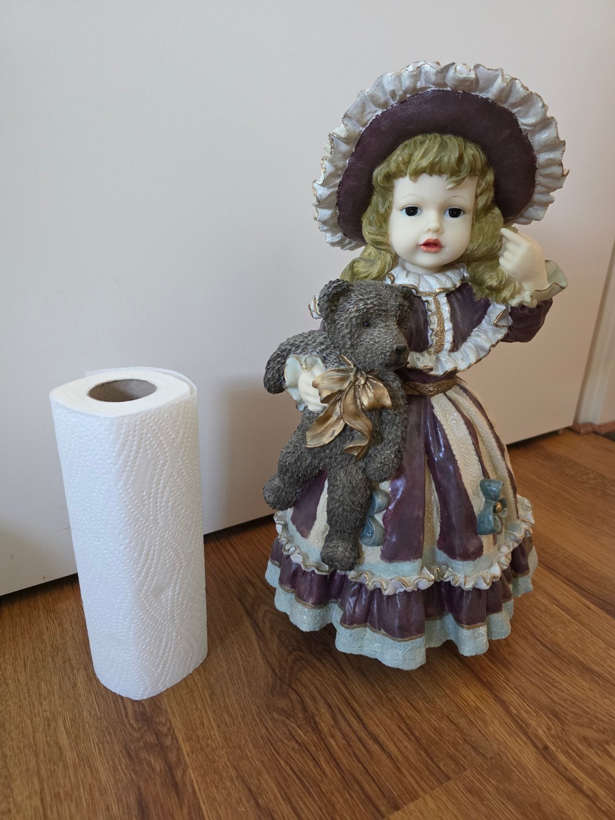 Beeldje meisje met pop, bordeaux, polyresin, Ophalen of Verzenden