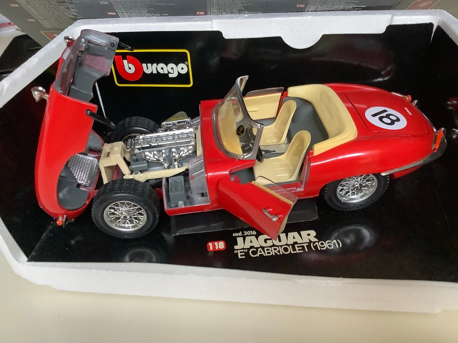 Burago Jaguar "E" Cabriolet (1961) - Nieuw in OVP, Hobby en Vrije tijd, Modelauto's | 1:18, Ophalen of Verzenden, Nieuw, Auto