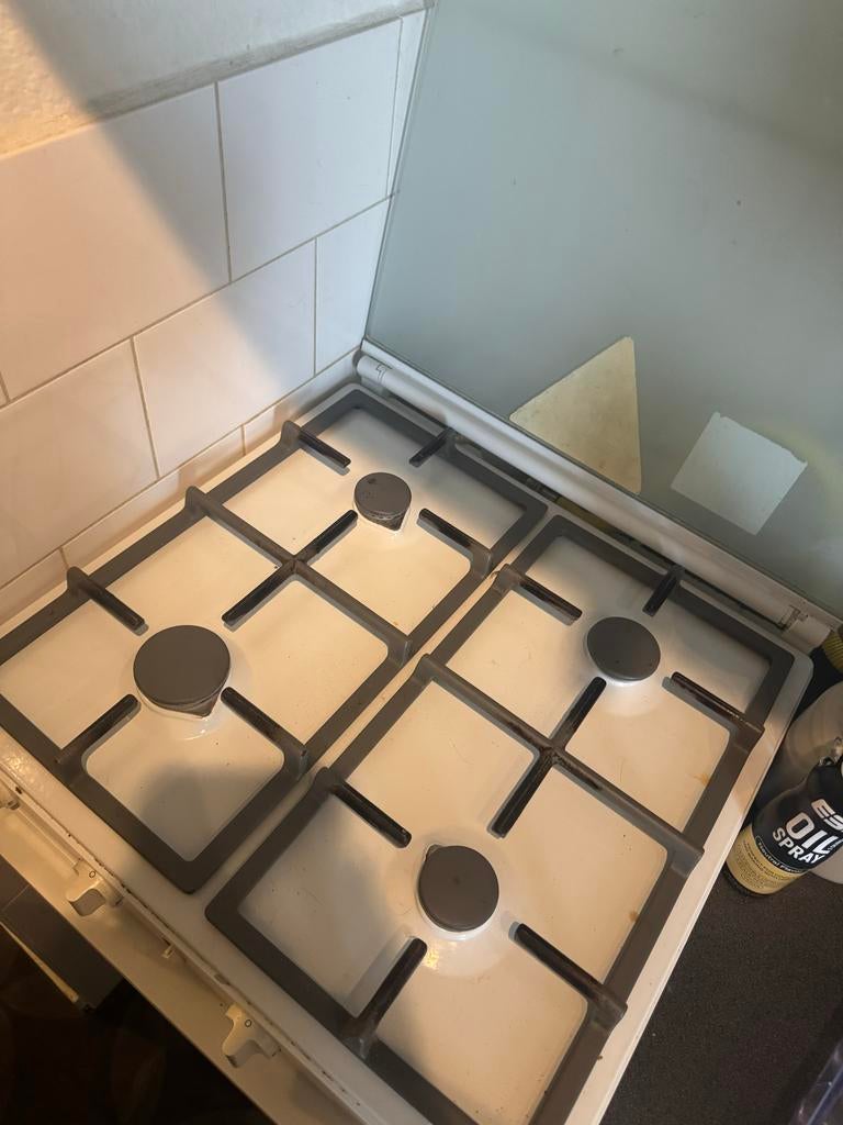 Gasfornuis met 4 pitten en glazen afdekplaat, Ophalen, Minder dan 85 cm, 4 kookzones, Zo goed als nieuw