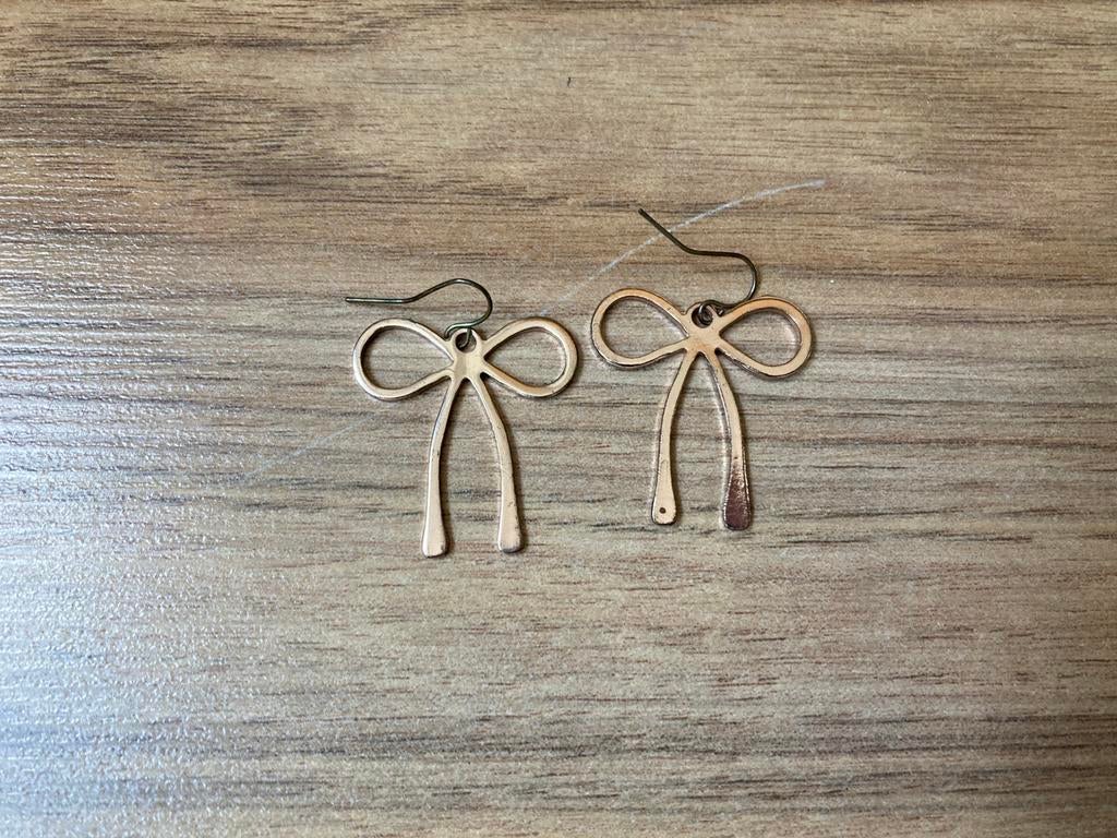 Gratis oorbellen strikjes in roségouden kleur Hema, Ophalen, Gebruikt