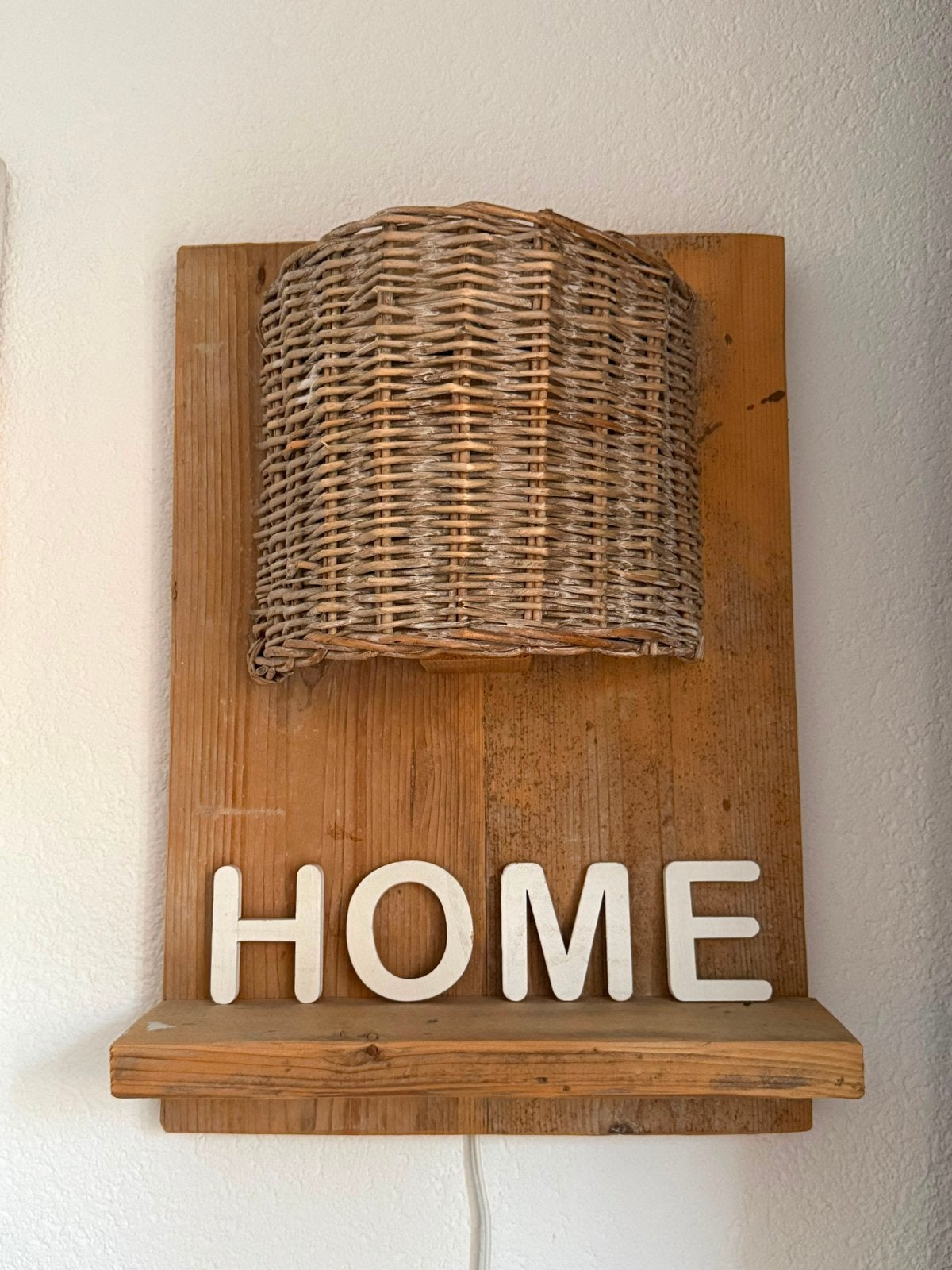 Wandlamp met rotan kap en 'HOME' decoratie, Huis en Inrichting, Lampen | Overige, Overige merken, Gebruikt, Overige fittingen