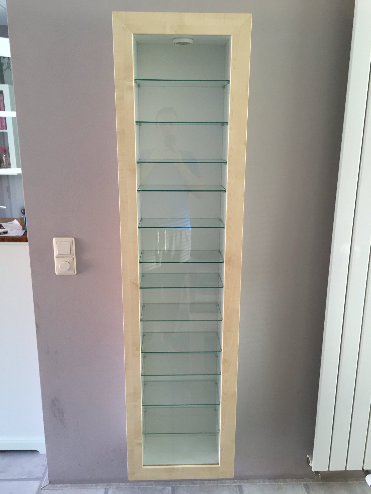 Slanke vitrinekast met glazen planken, Huis en Inrichting, Ophalen, Minder dan 50 cm, Gebruikt, 200 cm of meer