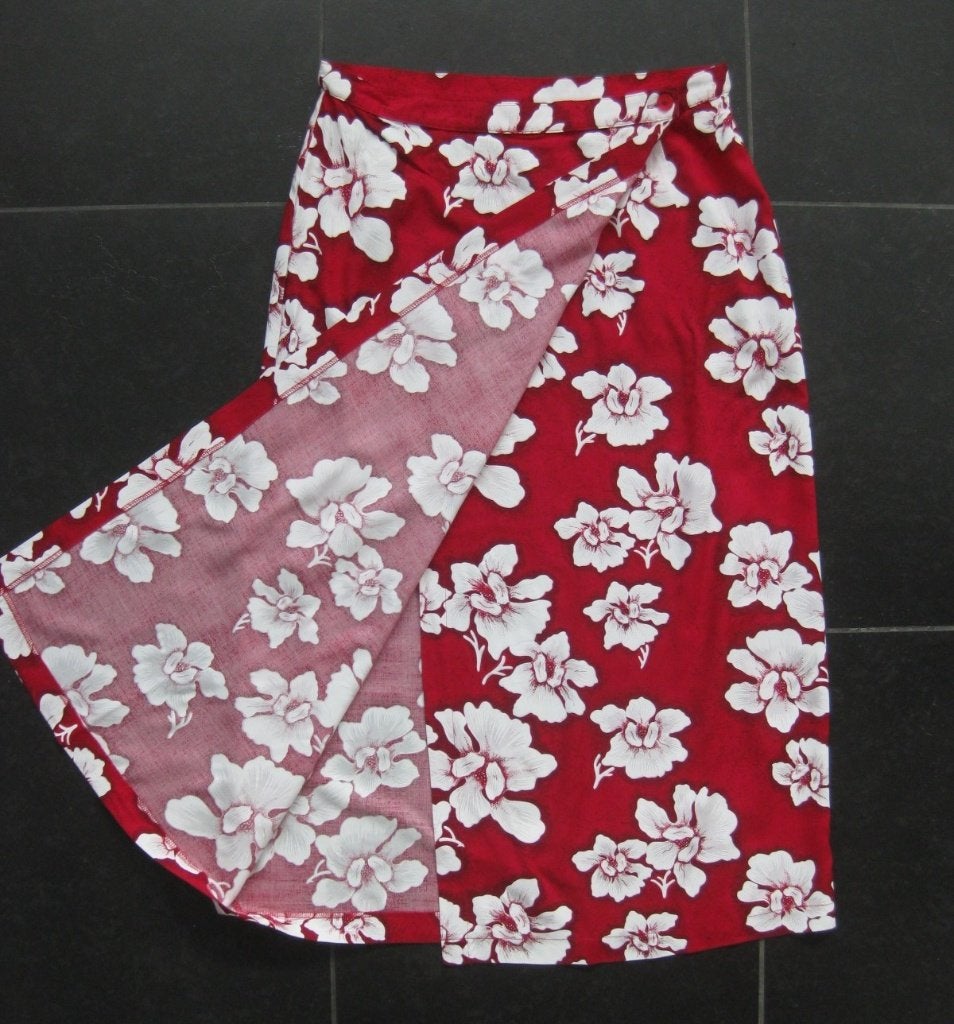 Wikkelrok, rok, rood met witte bloemen, maat 40-42, Maat 38/40 (M), Ophalen of Verzenden, Zo goed als nieuw, Rood