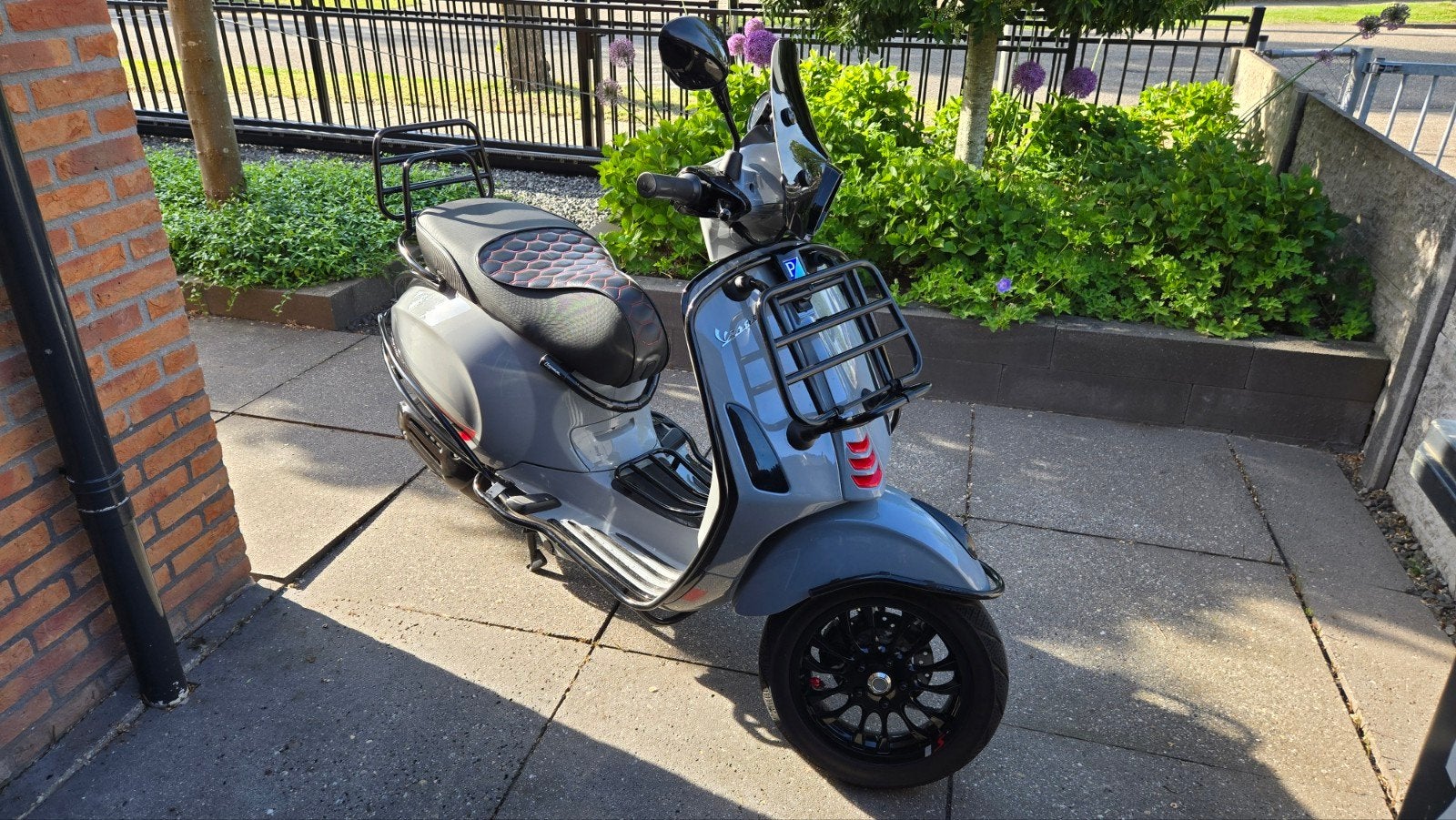 Vespa sprint nardo grey 2021 full option 80cc Malossi, Fietsen en Brommers, Ophalen, Zo goed als nieuw, Benzine, Vespa S