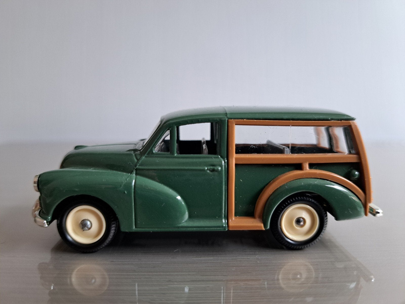 Morris Minor Traveller in 1:43, nieuw, Ophalen of Verzenden, Nieuw, Auto, Overige merken
