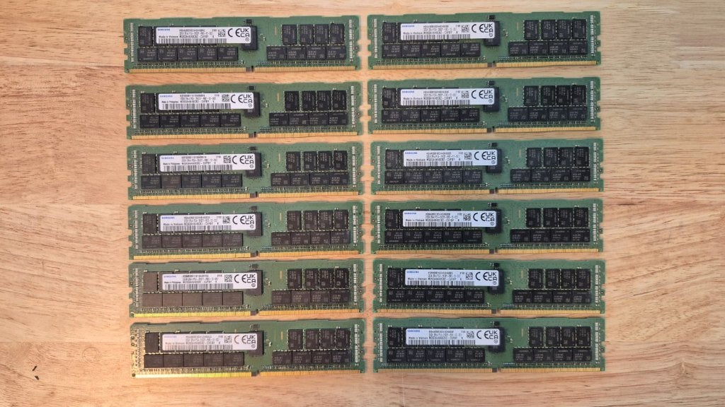 12x Samsung M393A4K40CB2-CVFBY - 32GB 2933MHz PC4, 32 GB, Server, DDR4, Sebn.compliance@samsung.com