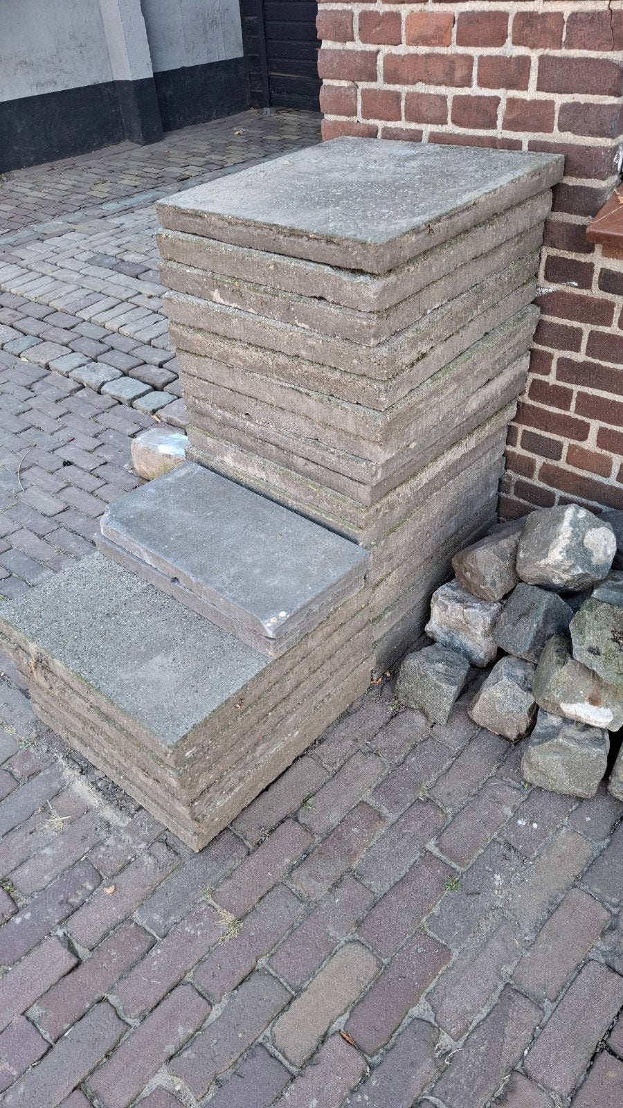 Gratis afhalen: Tegels 50x50cm (6m2) + kinderkopjes (1m2), Ophalen, Gebruikt, 5 tot 10 m², Terrastegels