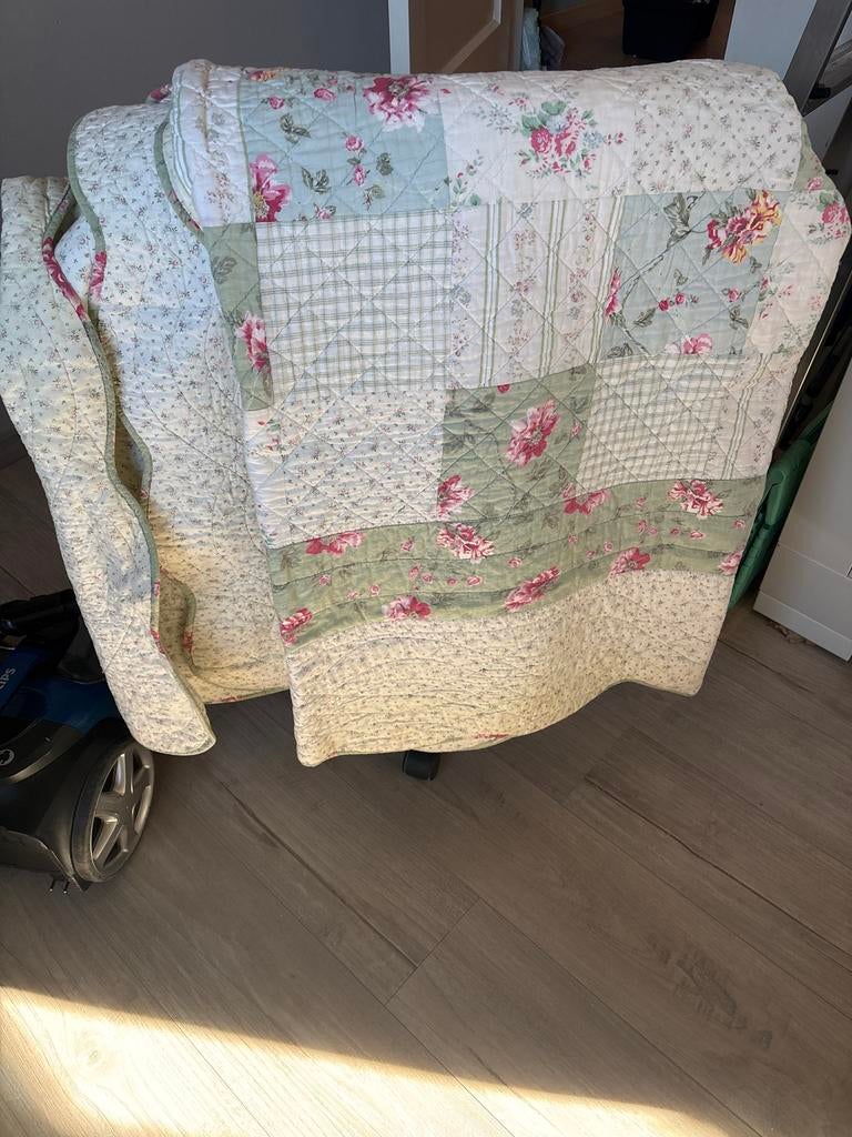Patchwork sprei met bloemenpatroon, Huis en Inrichting, Slaapkamer | Beddengoed, Gebruikt, Eenpersoons, Ophalen of Verzenden, Deken of Dekbed