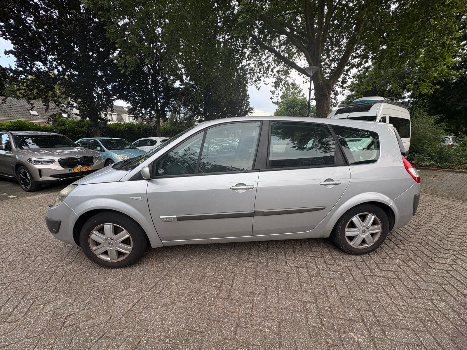 TE KOOP: Renault Grand Scenic 2.0 16V 99KW AUT 2005 Grijs, Auto's, Renault, 1998 cc, 1250 kg, 4 cilinders, 1505 kg