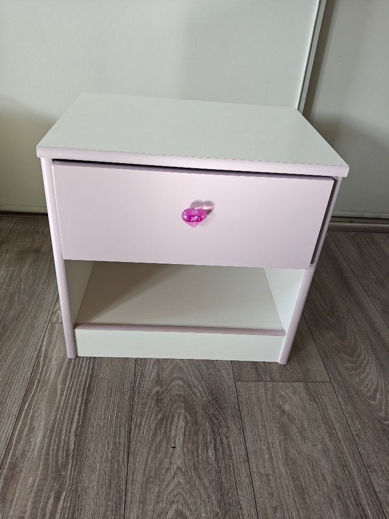 Mooi wit-roze Emi nachtkastje met roze hart handvat, Ophalen, Zo goed als nieuw