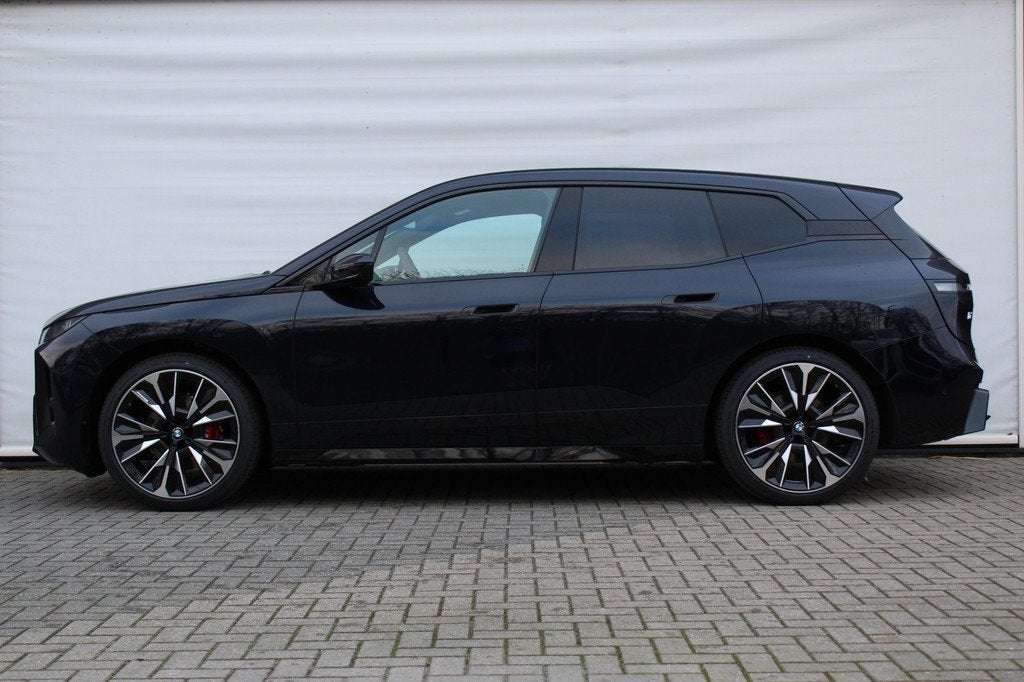 BMW iX xDrive60 / Panoramadak Sky Lounge / Trekhaak / Bowers, Auto's, BMW, Automaat, 32 min, Met garantie (alle), Zwart