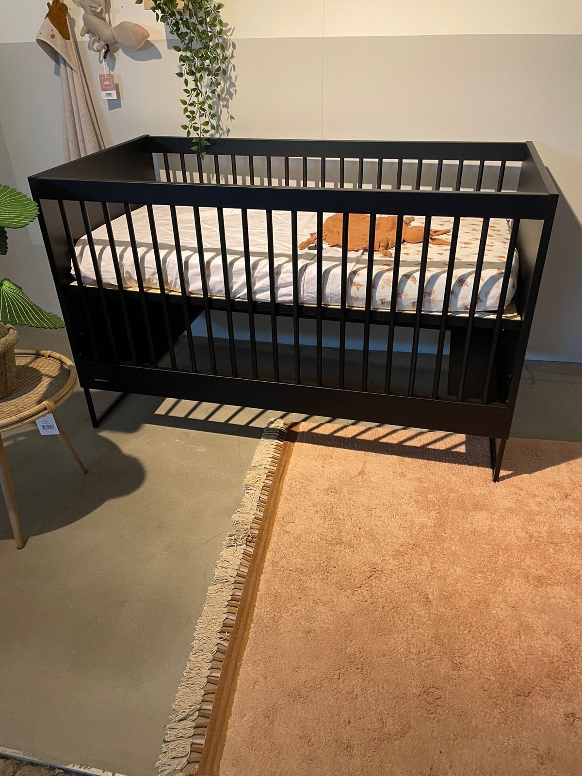 Stijlvol zwart ledikant voor babykamer, Ophalen, Gebruikt, Ledikant