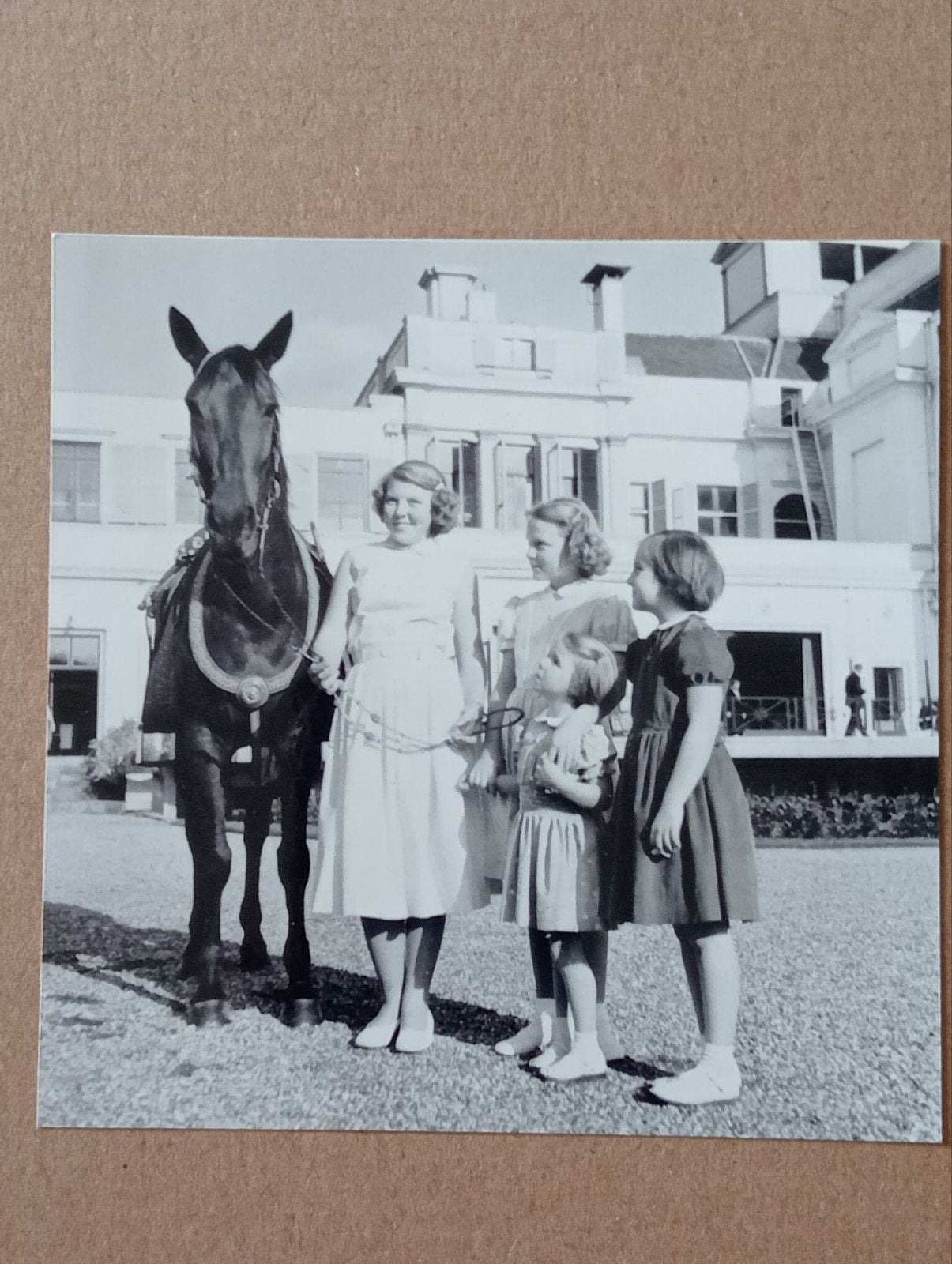 Beatrix met zusjes en paard, Ophalen of Verzenden, Voor 1940, Zo goed als nieuw