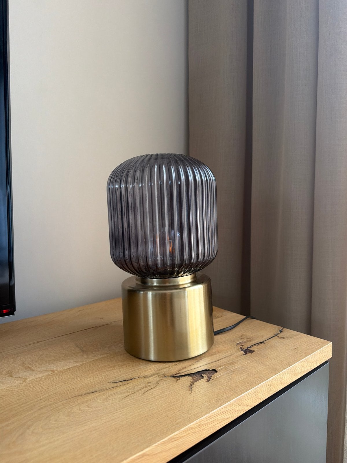 Moderne tafellamp met geribbeld glas en gouden voet, Ophalen, Goud, Modern, Glas