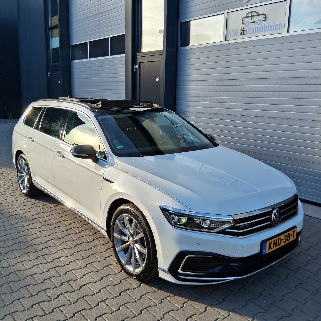 Volkswagen Passat Variant GTE 218PK/ DYNAUDIO/PANO/H.U.D., Auto's, Dealer onderhouden, Wit, Hybride Elektrisch/Benzine, 1600 kg