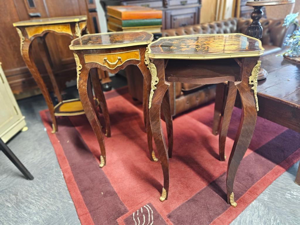 Antieke bijzettafel met intarsia en bronzen ornamenten, Ophalen of Verzenden