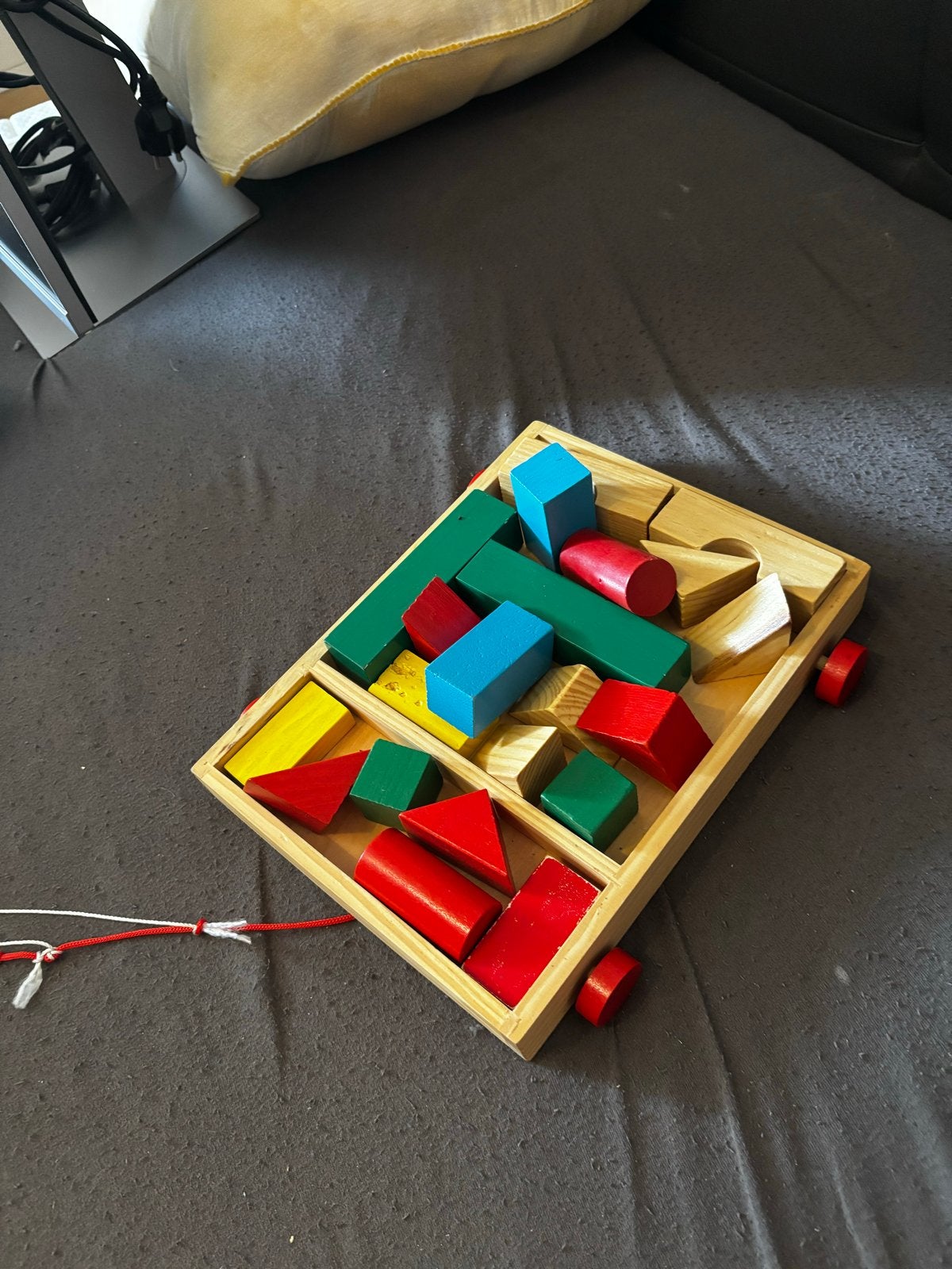 Houten blokkenkar met kleurrijke bouwblokken, Ophalen of Verzenden, Gebruikt, Duw- of Trekspeelgoed